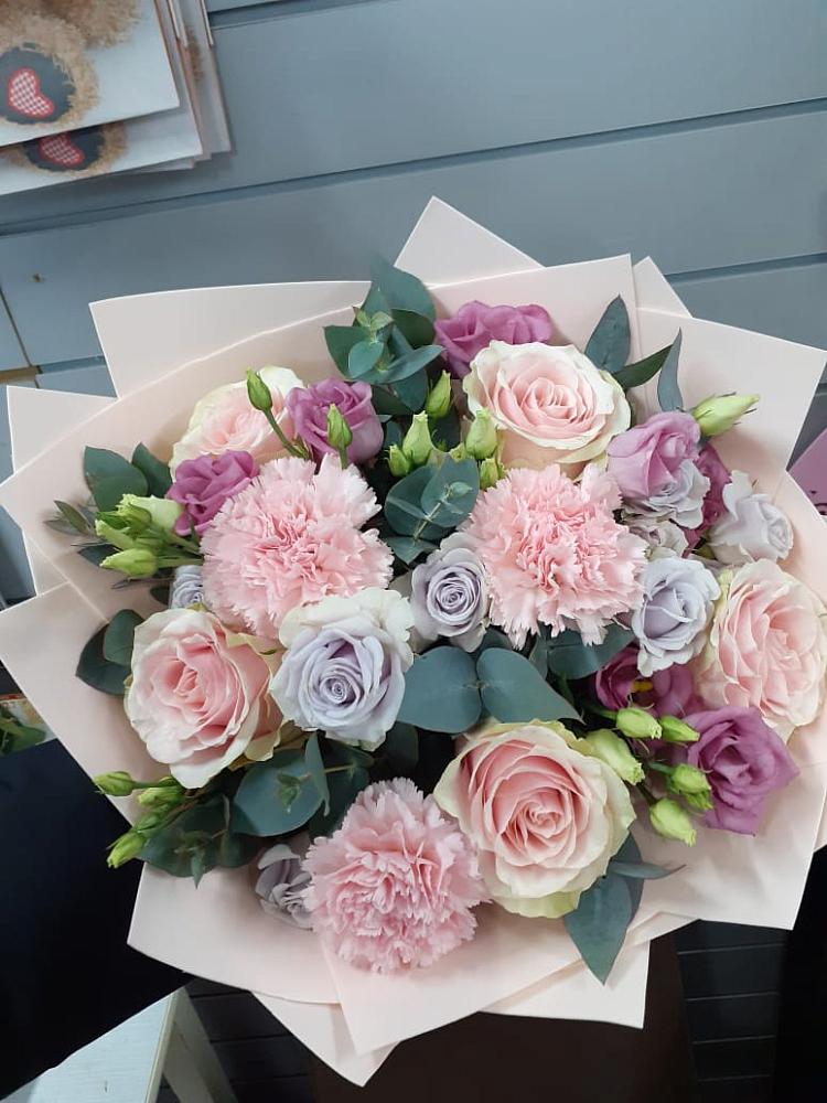 Букет цветов из: Розы, Гвоздики и Лизиантусы в Черемшан